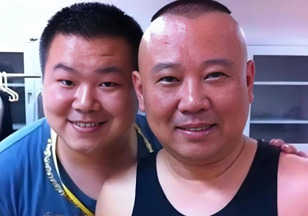 股票配资客服 郭德纲深夜宣布大动作！德云社格局骤变，岳云鹏一语揭开真相，少班主身份藏玄机